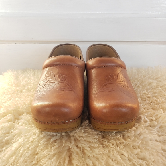 🌟SEE NEW LISTING🌟HP!🌾Limited Edition☆Dansko Honey Clogs☆Floral Embossed☆EU39- - Picture 4 of 16